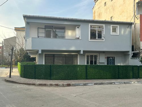 Yapının sokak cephesi; üst katta demir korkuluklu balkon, zemin katta kepenkli açıklıklar