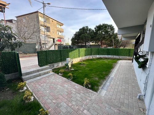 Parselin arka bahçesi ve çim alanı